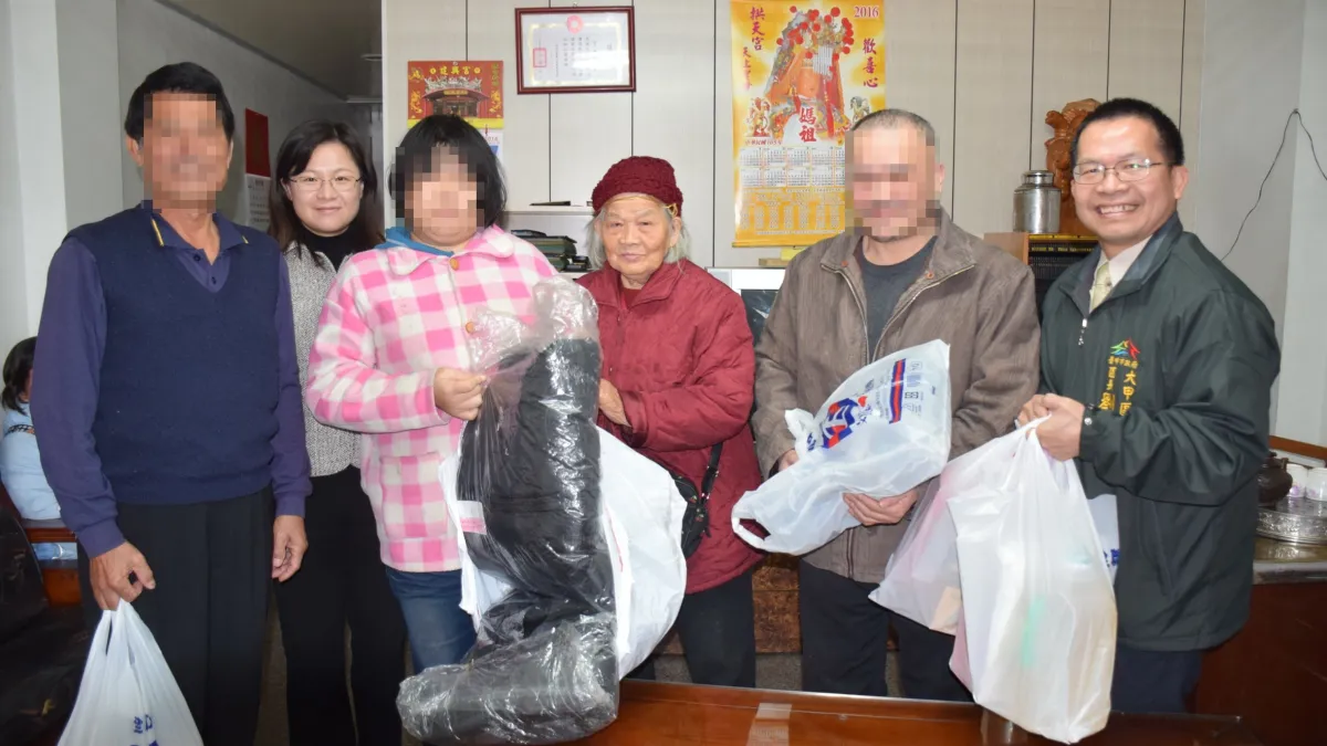 88歲嬤獨自照顧身障5兒孫 大甲區長慰問表敬佩