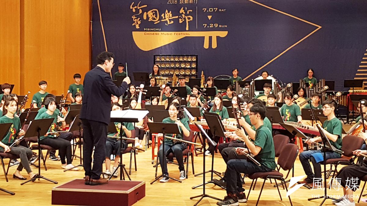 國際知名指揮家葉聰與新竹青年國樂團演出「鼓動新竹」,為「2018竹塹國樂節」揭開序幕。(圖/方詠騰攝) 國際知名指揮家葉聰與新竹青年國樂團演出「鼓動新竹」,為「2018竹塹國樂節」揭開序幕。(圖/方詠騰攝)