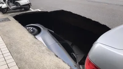 竹北上月出現天坑,吞噬一輛特斯拉轎車。(圖/取自記者爆料網)