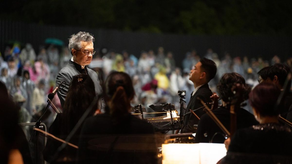 《佇在我心FORMOSA》微雨中深情奏響 高美館草坡 3千人以音樂守望台灣