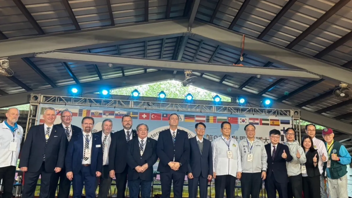 新北市副市長陳純敬與新北市政府觀光旅遊局楊宗珉局長受邀參與世界露營大會開幕式合照。(圖/新北市政府提供)