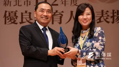 福和國中孫美萍老師(右)期許自己當學生生命中的貴人,服務屆滿30年的她,要繼續往40年教育崗位目標邁進。(圖/李梅瑛攝)
