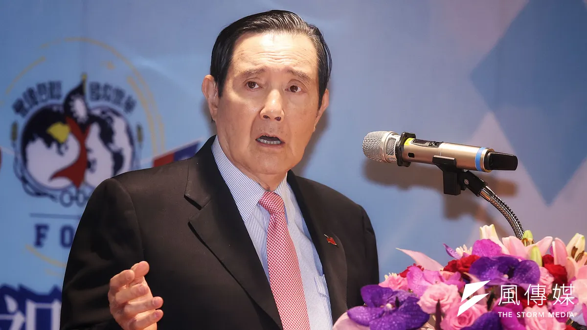 失智也許會帶走一個人的記憶,卻不代表失智者失去感受愛與尊重的能力。對失智者而言,最需要的不是催促、責備與標籤,而是更多理解、包容與陪伴。圖為前總統馬英九。(資料照,柯承惠攝)