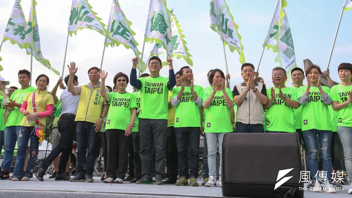 立法委員姚文智22日發起機蛋大遊行,同黨議員、立委跨派系出席。(陳明仁攝)