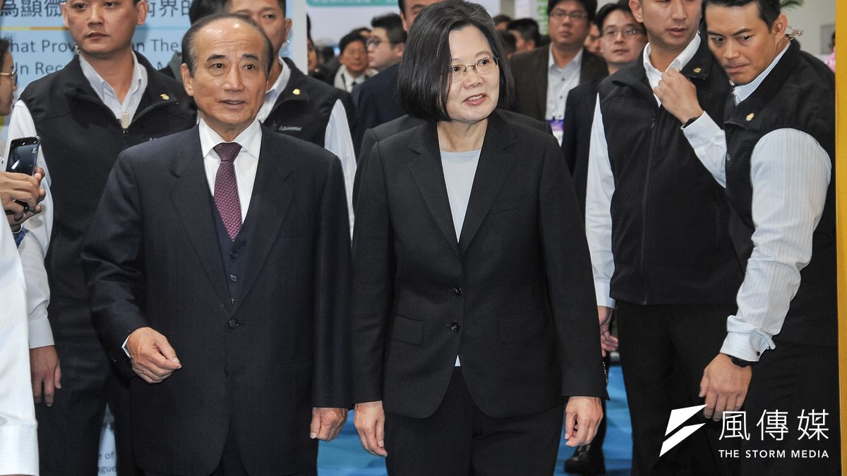 總統蔡英文29日上午出席「2018台灣醫療科技展」開幕典禮,針對立法院長蘇嘉全考慮請辭參選民進黨主席,蔡受訪時表示,現在她只是黨員,民進黨員非常有智慧,讓黨員決定。(甘岱民攝) 總統蔡英文29日上午出席「2018台灣醫療科技展」開幕典禮,針對立法院長蘇嘉全考慮請辭參選民進黨主席,蔡受訪時表示,現在她只是黨員,民進黨員非常有智慧,讓黨員決定。(甘岱民攝)