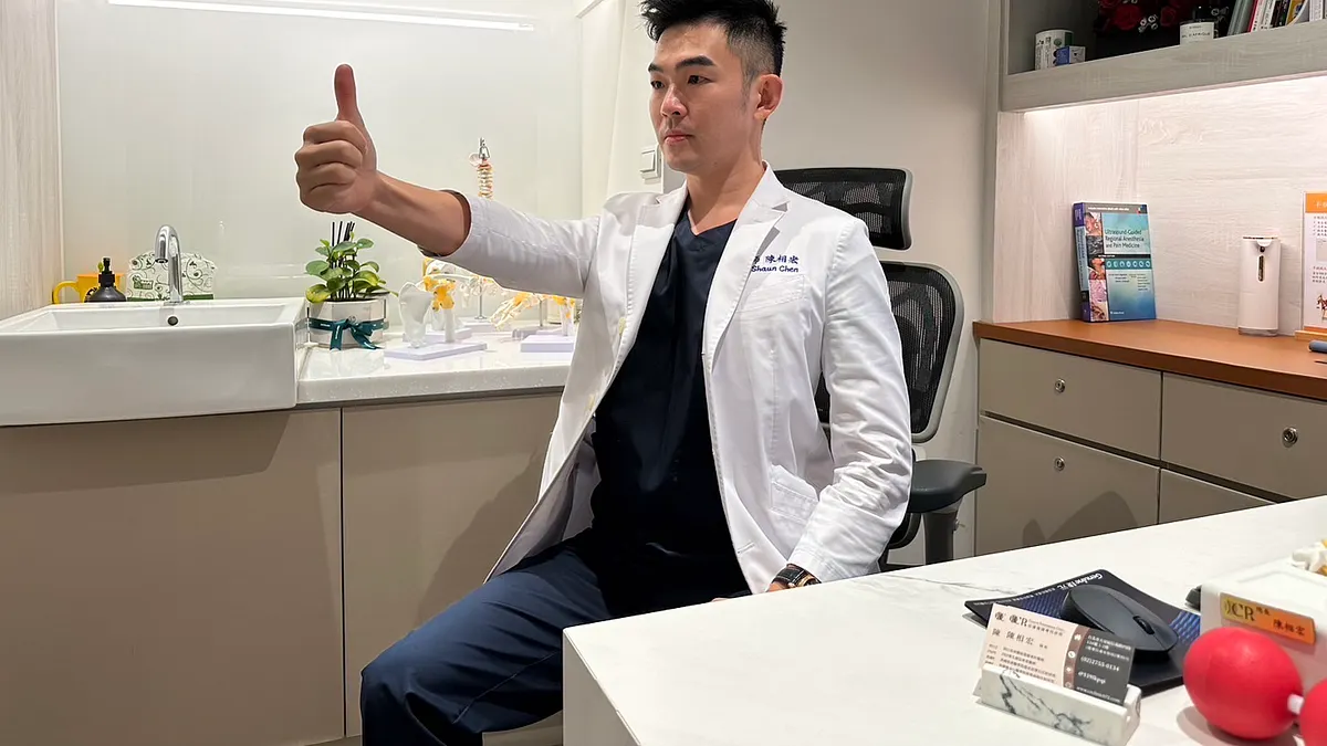 知名復健科醫師陳相宏,分享如何在家也能透過幾個動作,舒緩肩頸疼痛。(圖/陳相宏醫師提供)