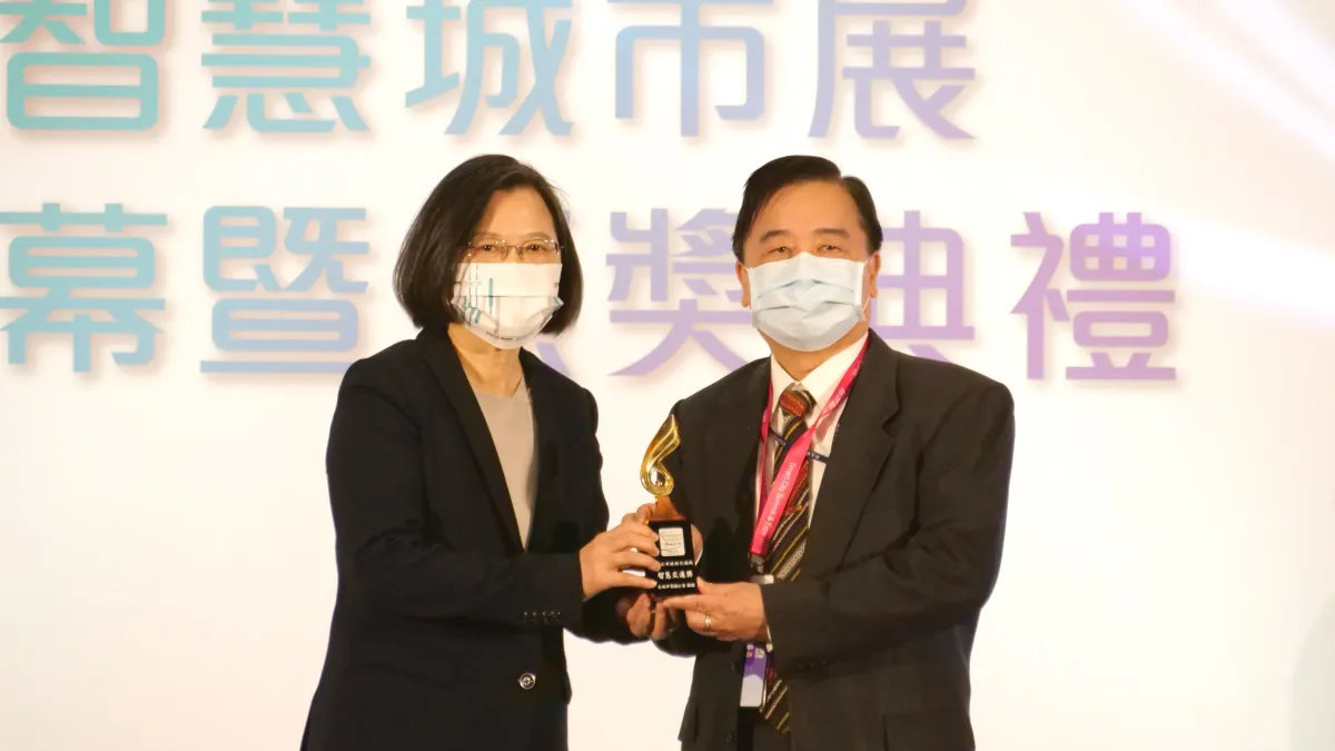 總統蔡英文頒發「2021智慧城市創新應用獎」,由新北市交通局長鍾鳴時代表領獎。(圖/新北市交通局提供)