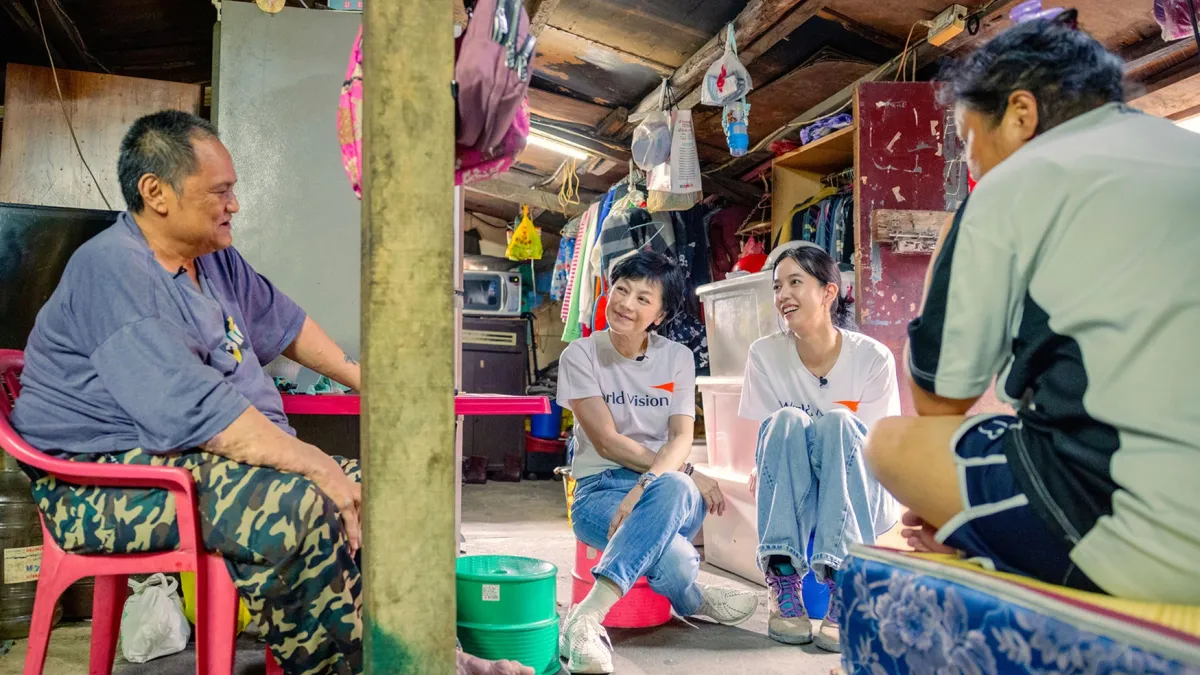 張艾嘉、陳庭妮和社工一起探視地震災戶龍龍家(照片提供:台灣世界展望會)