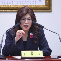 鄭麗文(見圖)訪美的最大啟示在於,國民黨不能只滿足於能走進北京,或能敲開華府智庫的大門。台灣主流民意其實很清楚:渴望和平,但不以主體性為代 價;期待降低敵意,但不容民主選擇權受損。(資料照,顏麟宇攝) 鄭麗文(見圖)訪美的最大啟示在於,國民黨不能只滿足於能走進北京,或能敲開華府智庫的大門。台灣主流民意其實很清楚:渴望和平,但不以主體性為代 價;期待降低敵意,但不容民主選擇權受損。(資料照,顏麟宇攝)