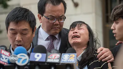 陪審團24日裁決嫌犯克里斯汀森綁架殺害罪與虛假陳述罪成立,章瑩穎的母親葉麗鳳激動哭泣(右二)