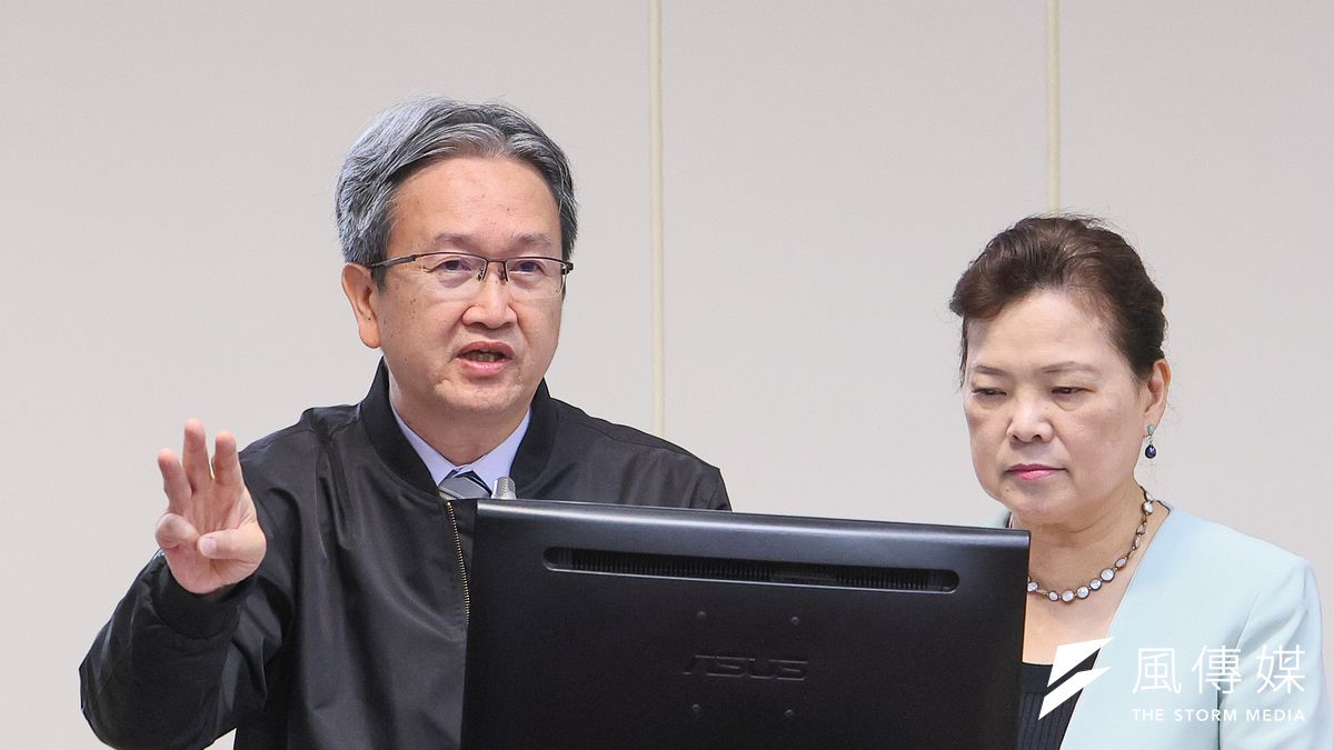 台電總經理王耀庭(左)日前請辭,22日宣布接受經濟部的慰留。(資料照,顏麟宇攝) 台電總經理王耀庭(左)日前請辭,22日宣布接受經濟部的慰留。(資料照,顏麟宇攝)