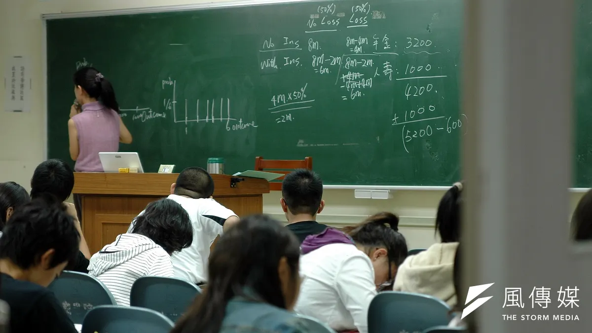 從教育專業的觀點來看,教科書內容編寫的依據是國定課綱,國民中小學教師有義務依審查通過的教科書來進行教學,如此的義務也讓教師有權利亦步亦趨地照表操課。一般而言,家長對教師依審查通過後的教科書進行教學素來尊重,很少家長會就這樣的事向任課教師抗議,也不會進而向教育局處投訴,若有這樣的抗議和投訴,那就會是新聞。(資料照,陳素芳攝)