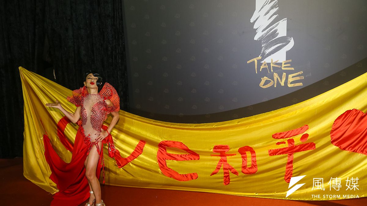 女星白靈以火辣大紅戰袍登上金馬獎紅毯,背後拖曳長長的「LOVE和平」布條。。(顏麟宇攝) 女星白靈以火辣大紅戰袍登上金馬獎紅毯,背後拖曳長長的「LOVE和平」布條。。(顏麟宇攝)