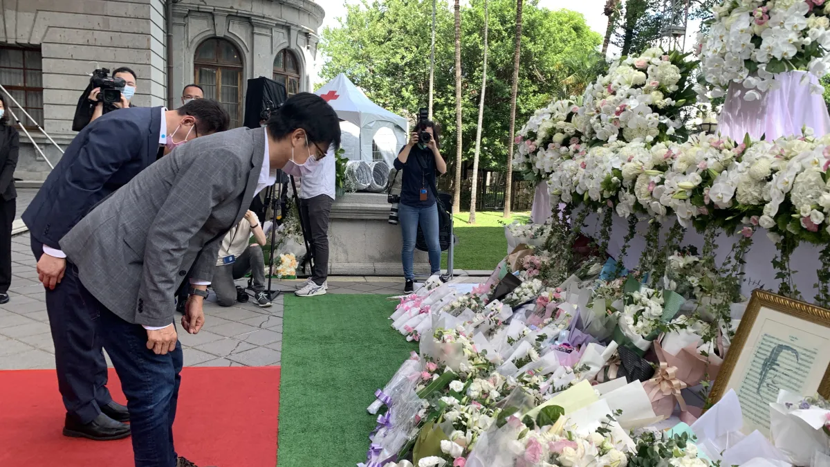 民進黨高雄市長候選人陳其邁今上午前往台北賓館弔唁前總統李登輝。(圖/陳其邁競選總部提供)