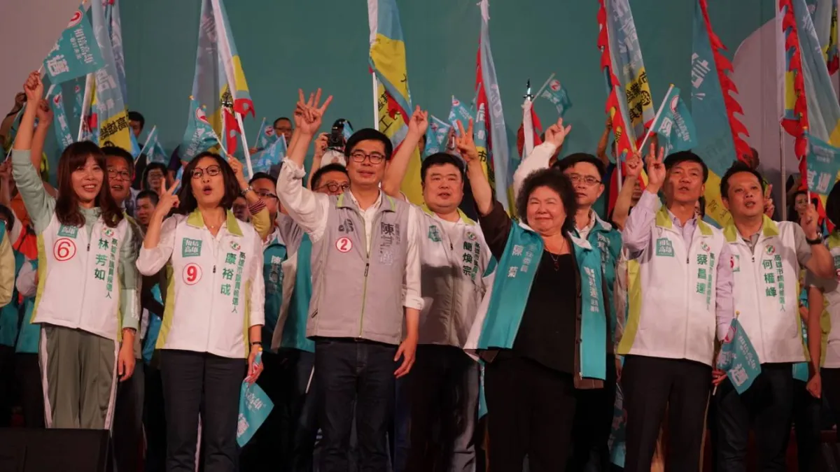 民進黨今晚在夢時代廣場旁舉辦「高雄勞動者之夜」,民進黨宣布,超過兩萬名支持者,300個工會都到場,替陳其邁助勢。(陳其邁競選總部提供)