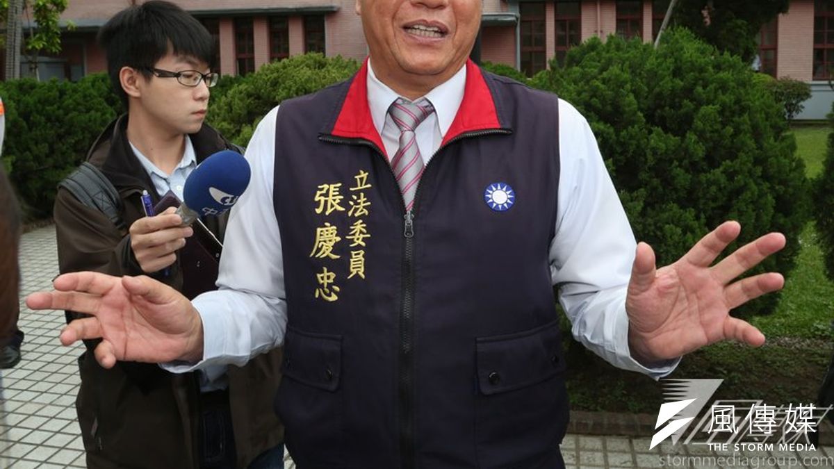 藍委張慶忠去年審查服貿條例草案時,一條未審就送出,引發各界批評,他今年卻又爭取立院內政委員會召委,遭質疑可能會「半分忠」再現。(資料照片,余志偉攝) 藍委張慶忠去年審查服貿條例草案時,一條未審就送出,引發各界批評,他今年卻又爭取立院內政委員會召委,遭質疑可能會「半分忠」再現。(資料照片,余志偉攝)