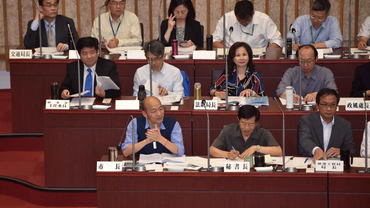 高雄市市議會程序委員會23日決議,第3次定期大會將於5月14日開始;市長韓國瑜(前左一)將在6月6日「罷韓投票日」後,接受市政總質詢。(資料照,高雄市府提供)