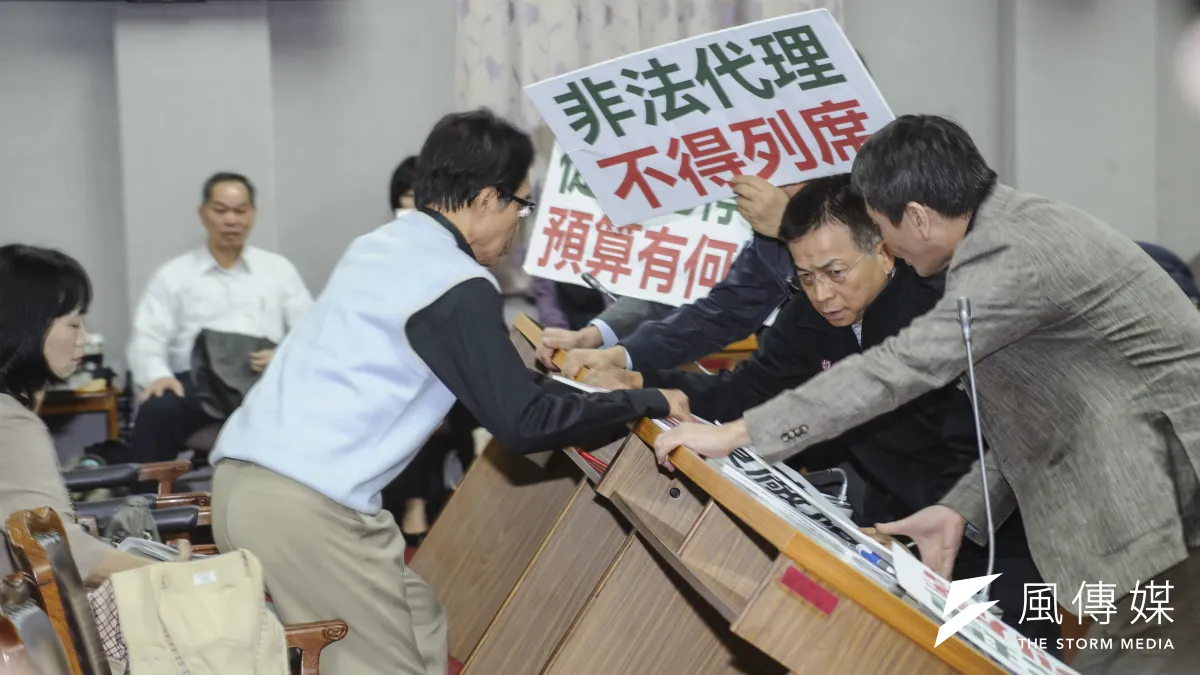 20181210-立法院司法委員會10日審查促進轉型正義委員會預算,但國民黨立委抗議促轉會正副主委都懸缺,並表示選民1124投票已滅東廠,藍委更直接欲抽走代理主委楊翠正坐著的椅子,讓她差點跌倒,最後藍委翻桌拒審預算,就在混亂中散會。(甘岱民攝)