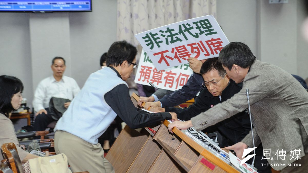 20181210-立法院司法委員會10日審查促進轉型正義委員會預算,但國民黨立委抗議促轉會正副主委都懸缺,並表示選民1124投票已滅東廠,藍委更直接欲抽走代理主委楊翠正坐著的椅子,讓她差點跌倒,最後藍委翻桌拒審預算,就在混亂中散會。(甘岱民攝) 20181210-立法院司法委員會10日審查促進轉型正義委員會預算,但國民黨立委抗議促轉會正副主委都懸缺,並表示選民1124投票已滅東廠,藍委更直接欲抽走代理主委楊翠正坐著的椅子,讓她差點跌倒,最後藍委翻桌拒審預算,就在混亂中散會。(甘岱民攝)
