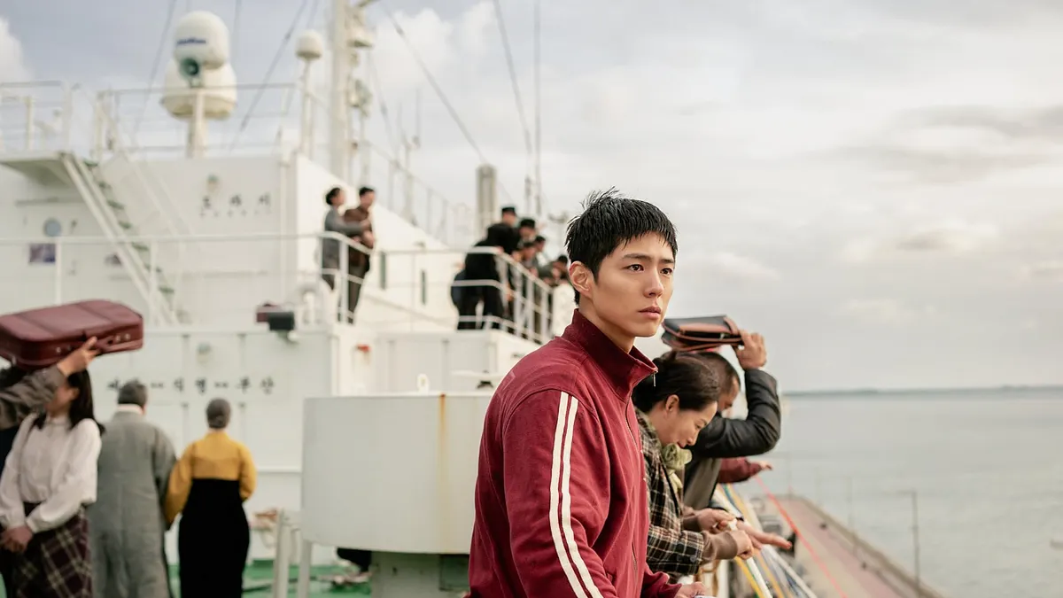 今年韓劇市場可謂百花齊放,從年初IU、朴寶劍的世紀合作《苦盡柑來遇見你》、朱智勛橫掃大獎的醫療劇《外傷重症中心》,到創下tvN年度收視紀錄的《暴君的廚師》等,部部收穫超高話題熱度。圖為朴寶劍《苦盡柑來遇見你》劇照。(圖/取自imdb官網) 今年韓劇市場可謂百花齊放,從年初IU、朴寶劍的世紀合作《苦盡柑來遇見你》、朱智勛橫掃大獎的醫療劇《外傷重症中心》,到創下tvN年度收視紀錄的《暴君的廚師》等,部部收穫超高話題熱度。圖為朴寶劍《苦盡柑來遇見你》劇照。(圖/取自imdb官網)