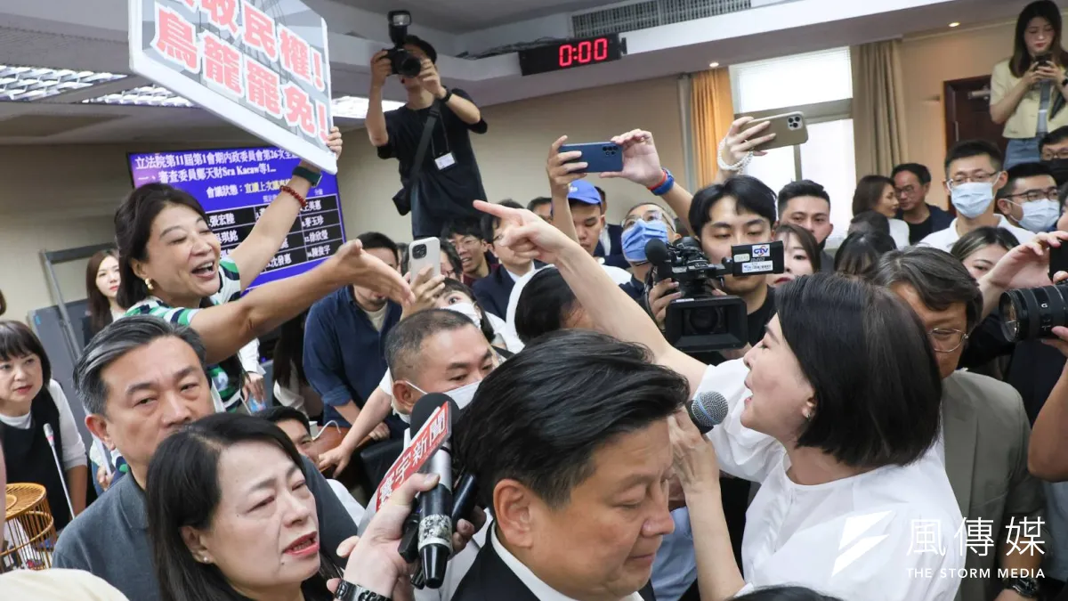 立法院內政委員會今(4)日排審《公職人員選舉罷免法》部分條文修正草案,藍綠立委爆發衝突。(顏麟宇攝)