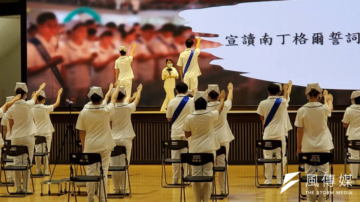 輔英科大今年為六百多名準白衣天使舉行加冠禮,圖為加冠宣誓。(圖/徐炳文攝)