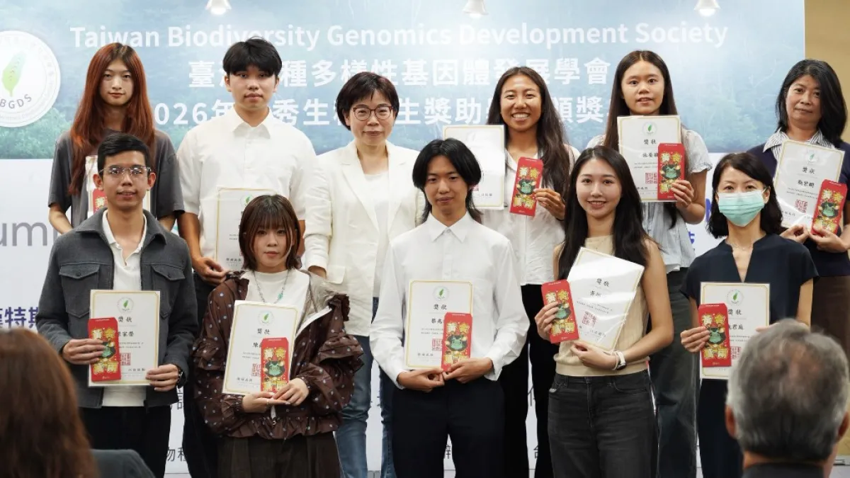 臺灣物種多樣性基因體發展學會優秀生科學生獎助學金獲頒學生合影。(圖/義守大學提供)