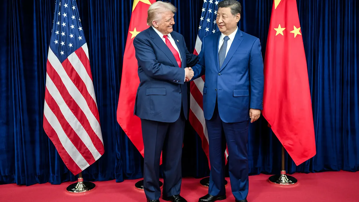 習近平国家主席とトランプ大統領は最近電話会談を行ったが、中国側は新華社を通じて「台湾問題での原則的立場」やロシア・ウクライナ戦争など敏感なテーマを強調した一方、トランプ氏は自らのSNSで大豆やフェンタニルなど経済・通商分野にのみ言及し、台湾には触れなかった。この「食い違い」が、今後の米中関係や選挙期間中の敏感案件の扱いをめぐる議論を呼んでいる。(写真/米ホワイトハウス公式より) 習近平国家主席とトランプ大統領は最近電話会談を行ったが、中国側は新華社を通じて「台湾問題での原則的立場」やロシア・ウクライナ戦争など敏感なテーマを強調した一方、トランプ氏は自らのSNSで大豆やフェンタニルなど経済・通商分野にのみ言及し、台湾には触れなかった。この「食い違い」が、今後の米中関係や選挙期間中の敏感案件の扱いをめぐる議論を呼んでいる。(写真/米ホワイトハウス公式より)