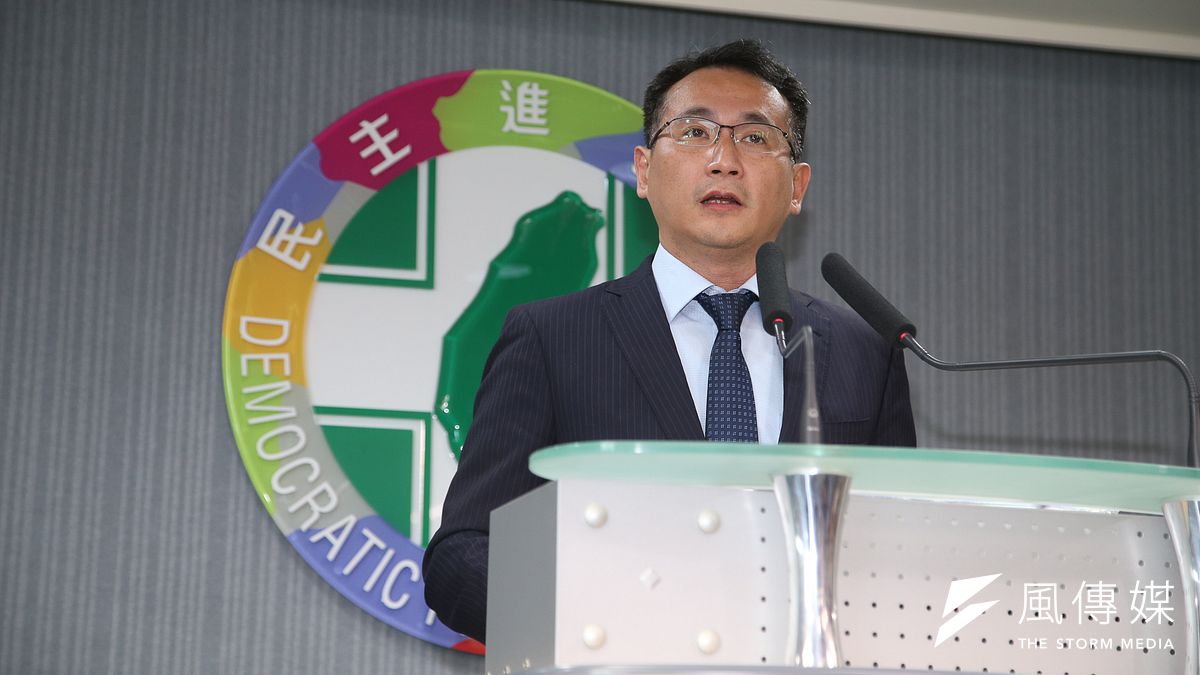 5月16日的選對會上,記者問民進黨發言人鄭運鵬(圖中),自提人選跟啟動徵召程序,有什麼不一樣?只看到鄭含糊帶過,就大概可以嗅出目前黨內的緊張氣氛了。(資料照,陳明仁攝) 5月16日的選對會上,記者問民進黨發言人鄭運鵬(圖中),自提人選跟啟動徵召程序,有什麼不一樣?只看到鄭含糊帶過,就大概可以嗅出目前黨內的緊張氣氛了。(資料照,陳明仁攝)