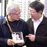 メモリ価格が高騰する中、台湾企業にとっては粗利益率の確保が焦点となる。写真はエヌビディアのジェンスン・フアンCEOと鴻海の劉揚偉董事長。(写真提供/中央社) メモリ価格が高騰する中、台湾企業にとっては粗利益率の確保が焦点となる。写真はエヌビディアのジェンスン・フアンCEOと鴻海の劉揚偉董事長。(写真提供/中央社)