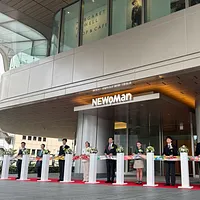ニュウマン高輪が本格開業し、表社長らが笑顔で来場者を迎える中、エントランス前には長蛇の列ができ賑わいを見せた。(写真/黃信維撮影) ニュウマン高輪が本格開業し、表社長らが笑顔で来場者を迎える中、エントランス前には長蛇の列ができ賑わいを見せた。(写真/黃信維撮影)