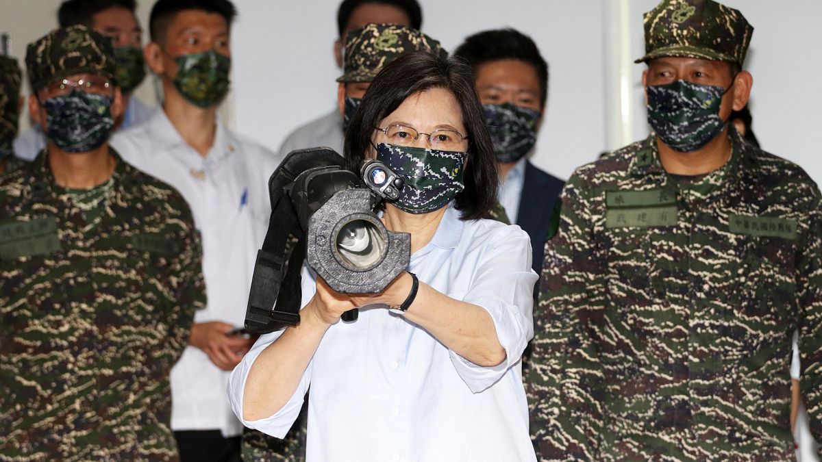 總統蔡英文3日視導海軍陸戰隊時,扛起國造紅隼反裝甲火箭,引起各界關注。(資料照,蘇仲泓攝) 總統蔡英文3日視導海軍陸戰隊時,扛起國造紅隼反裝甲火箭,引起各界關注。(資料照,蘇仲泓攝)