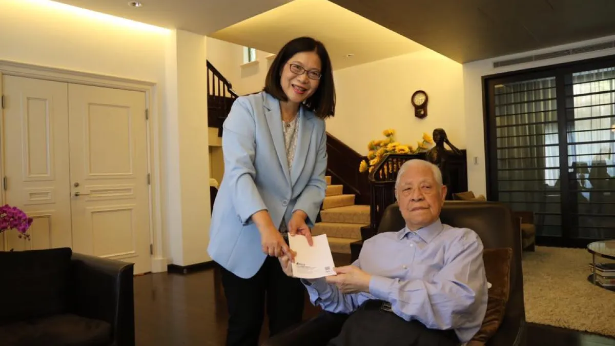 日前,爭取高雄市長民進黨提名的謝系立委管碧玲,帶著幕僚親自到翠山莊拜訪李登輝,翠山莊內沒開冷氣。」(資料照,管碧玲臉書)