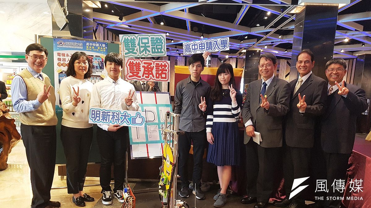 明新科大推AI、金融科技菁英實驗班,開出保證出國與就業、承諾語文與專業證照取得「雙保證」、「雙承諾」。(圖/方詠騰攝) 明新科大推AI、金融科技菁英實驗班,開出保證出國與就業、承諾語文與專業證照取得「雙保證」、「雙承諾」。(圖/方詠騰攝)