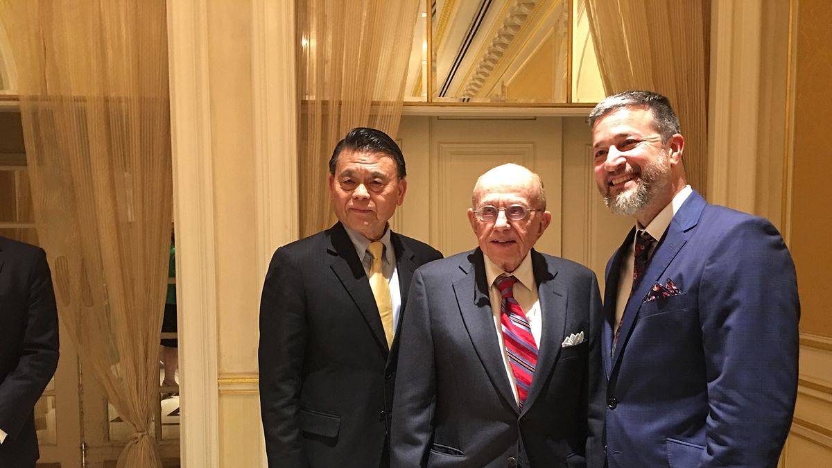 藥華醫藥在林國鐘(左)執行長帶領下,在歐洲PV市場逐漸站穩腳步。(圖/藥華醫藥提供) 藥華醫藥在林國鐘(左)執行長帶領下,在歐洲PV市場逐漸站穩腳步。(圖/藥華醫藥提供)