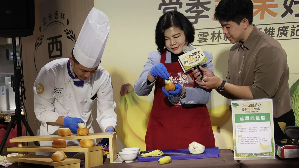 雲林縣長張麗善與陳世苓主廚共同示範「蕉薯能量船」創意料理,推廣雲林香蕉、高麗菜。(圖/雲林縣政府農業處提供) 雲林縣長張麗善與陳世苓主廚共同示範「蕉薯能量船」創意料理,推廣雲林香蕉、高麗菜。(圖/雲林縣政府農業處提供)