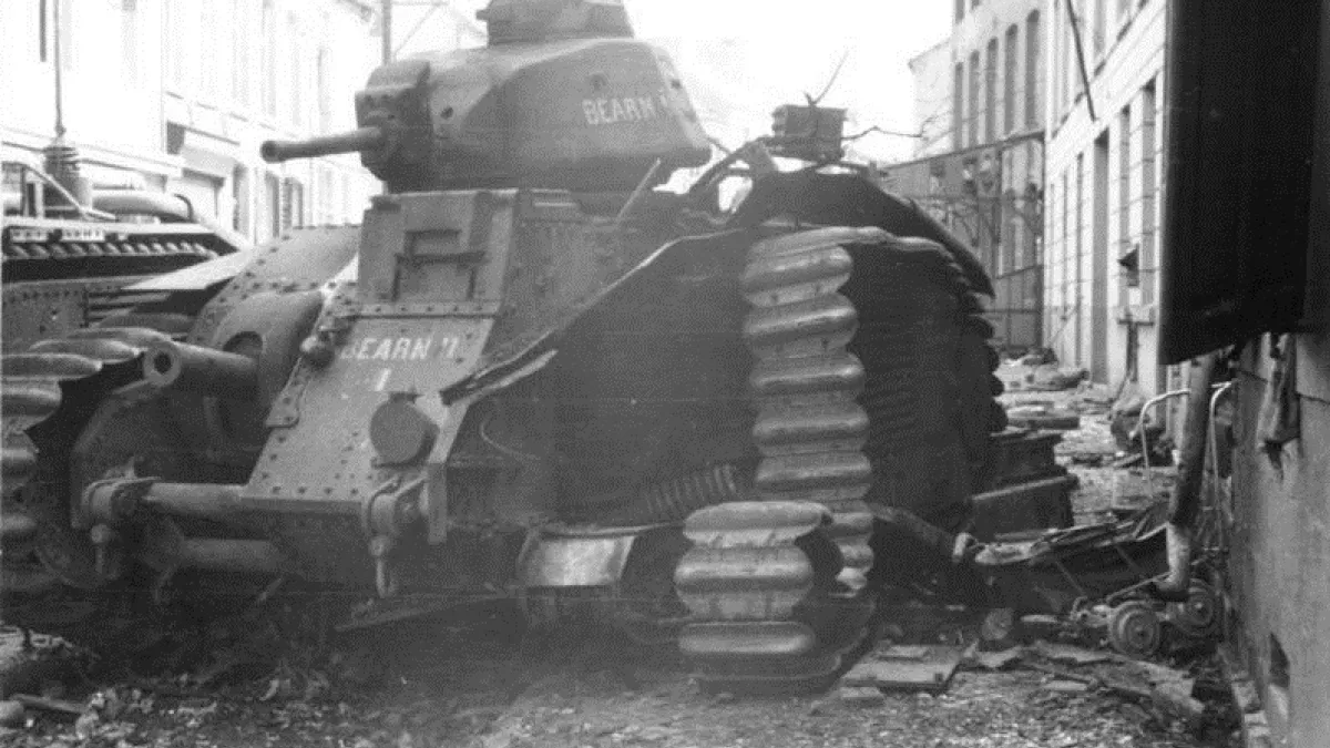 1940年法國,被撞毀的B1重型坦克。(Bundesarchiv, Bild 101I-125-0277-09 / Fremke, Heinz / 維基百科)