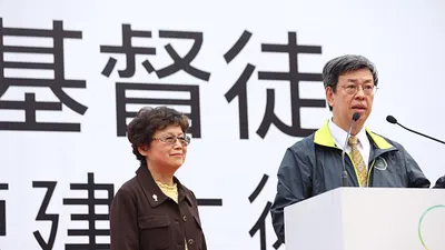 民進黨副總統參選人陳建仁(右)與妻子羅鳳蘋,5日出席「全國基督教徒後援會成立大會」,陳建仁讚蔡英文有「基督徒的精神」,還說「我們有這樣的總統候選人,我們是天主賞賜的恩典啊!」(民進黨提供)