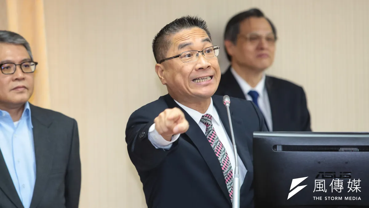 內政部長徐國勇對法官裁定潑漆香港藝人何韻詩的兩嫌交保,臉書發文表示遺憾。(圖為徐國勇立法院備詢,顏麟宇攝)