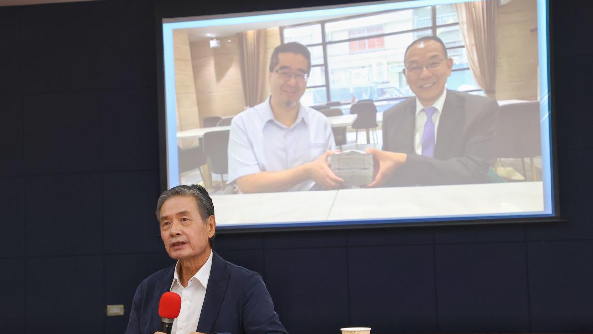 與蕭旭岑手捧百萬現金合照曝光 台商韓螢煥還原經過:捐給馬英九個人與基金會無關