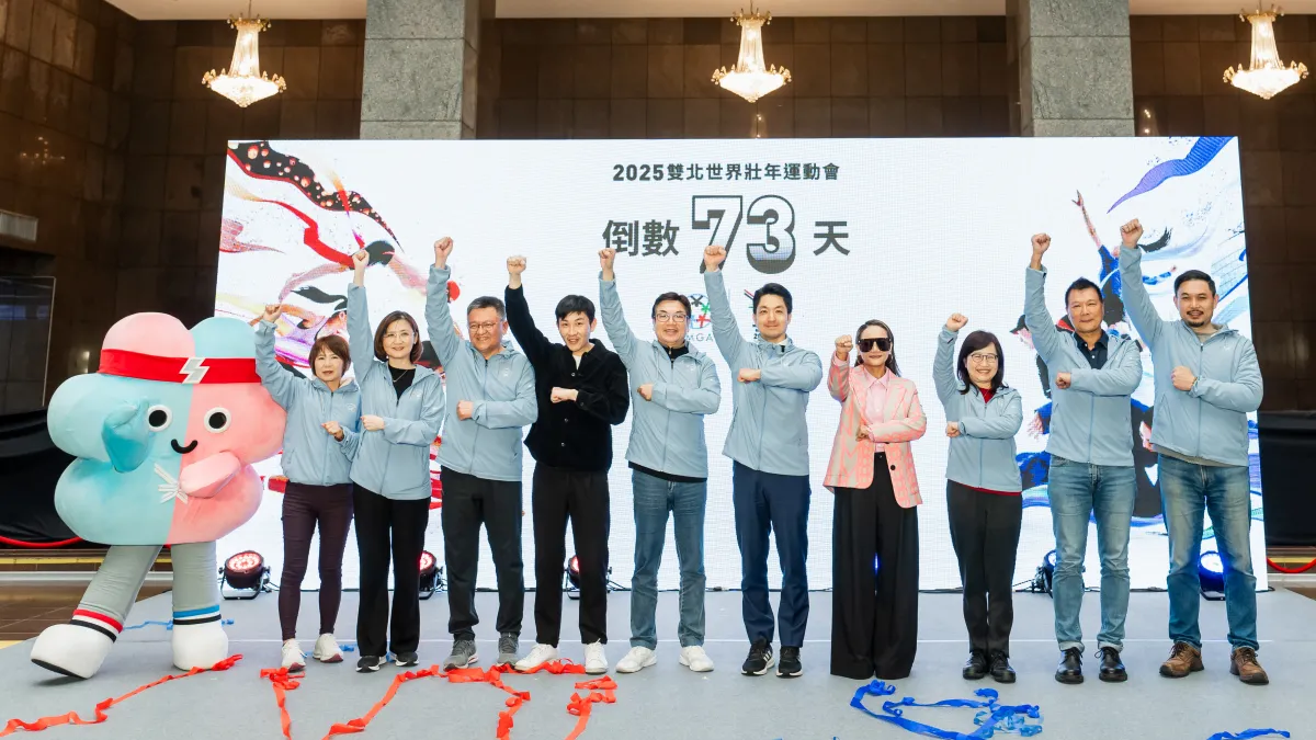 新北市副市長劉和然(左五)、臺北市市長蔣萬安(左六)與長官貴賓們一同比出「敬夢想」手勢合影。(圖/新北市政府文化局)