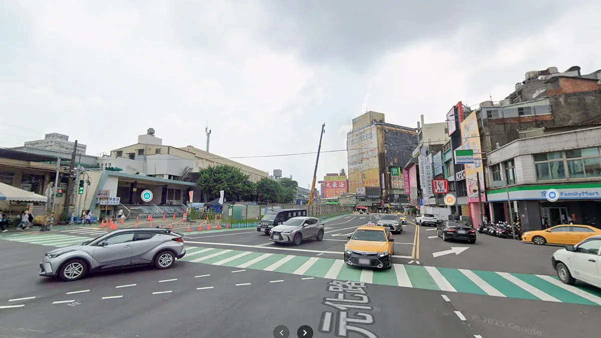 不少網友針對原貼文提出提醒,強調不該以族群視角貶抑任何人,並指出移工對台灣產業有實質貢獻。有回應寫道:「沒有他們,台灣很多產業會倒。」也有人引用家園重建經驗表示,花蓮光復風災後,「參與家園復原也是很多外籍移工的鏟子超人」。(圖/翻攝Google Maps) 不少網友針對原貼文提出提醒,強調不該以族群視角貶抑任何人,並指出移工對台灣產業有實質貢獻。有回應寫道:「沒有他們,台灣很多產業會倒。」也有人引用家園重建經驗表示,花蓮光復風災後,「參與家園復原也是很多外籍移工的鏟子超人」。(圖/翻攝Google Maps)