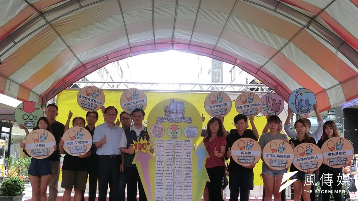 臺中市政府環保局在一中街跟益民商圈推動減塑行動,商圈店家熱情參與。(圖/王秀禾攝) 臺中市政府環保局在一中街跟益民商圈推動減塑行動,商圈店家熱情參與。(圖/王秀禾攝)