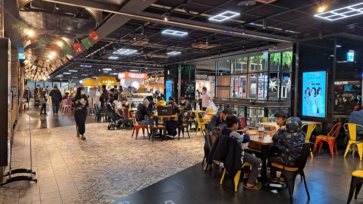 青埔高鐵特區不斷吸納人氣,圖中是高鐵站旁購物中心餐廳區非週末假期的人潮實景。(圖/李德芳)