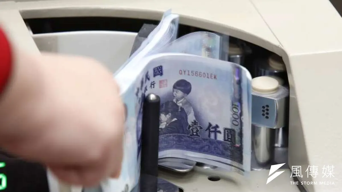 この勢いを鑑みるに、新台湾ドルの為替レートはまだ上昇を続け、さらには2桁台に到達する可能性がある。その時、輸出業者や生命保険業界は間違いなく巨大な津波の最前線に立たされるだろう。(資料写真/郭晉瑋撮影) この勢いを鑑みるに、新台湾ドルの為替レートはまだ上昇を続け、さらには2桁台に到達する可能性がある。その時、輸出業者や生命保険業界は間違いなく巨大な津波の最前線に立たされるだろう。(資料写真/郭晉瑋撮影)