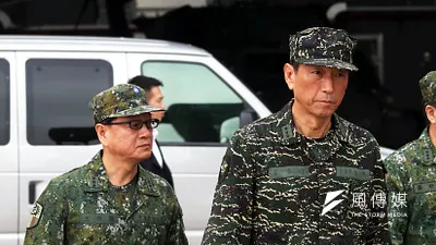 參謀總長李喜明上將(右)年中屆齡退伍,高層有意提早讓李3月卸下職務,外傳陸軍司令王信龍上將(左)可能是接替人選。(資料照,蘇仲泓攝)