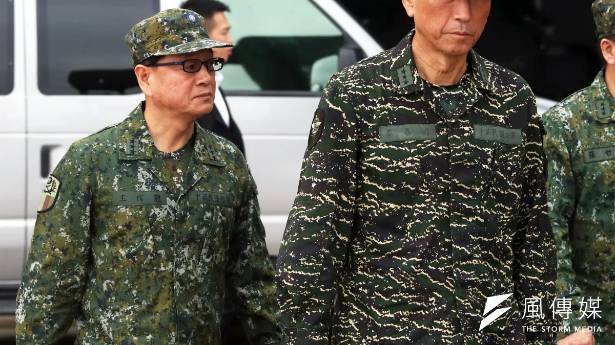 參謀總長李喜明上將(右)年中屆齡退伍,高層有意提早讓李3月卸下職務,外傳陸軍司令王信龍上將(左)可能是接替人選。(資料照,蘇仲泓攝)