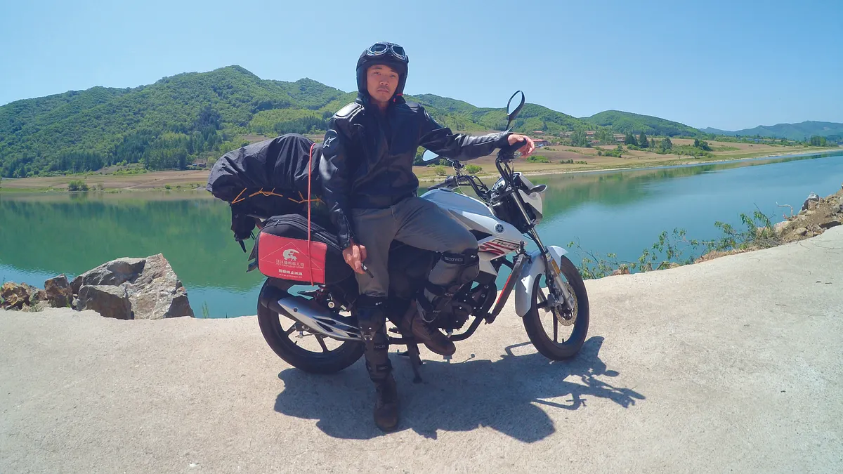 尤文瀚一個人、一輛摩托車,用兩顆十七吋輪框的軸距,丈量整片中國土地。(圖/作者|平裝本提供) 尤文瀚一個人、一輛摩托車,用兩顆十七吋輪框的軸距,丈量整片中國土地。(圖/作者|平裝本提供)