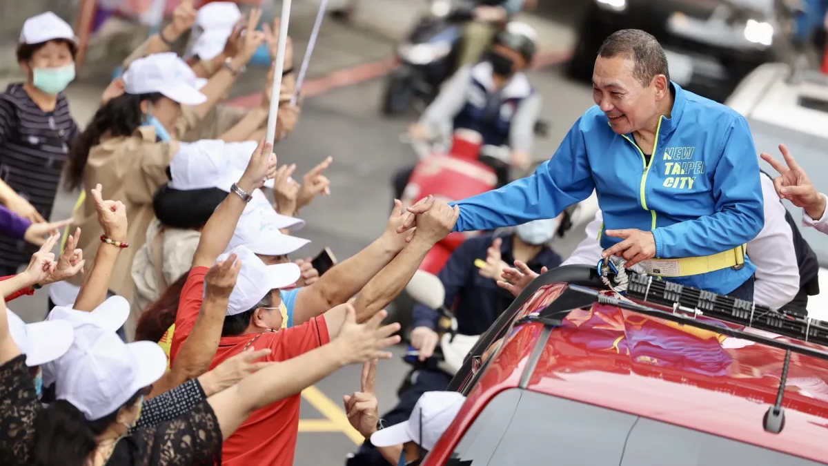 侯友宜吸納了藍綠和中間選票,說明了從總統大選到縣市長選舉有跨黨分裂投票情況。(圖/新北市侯友宜選舉辦公室提供)