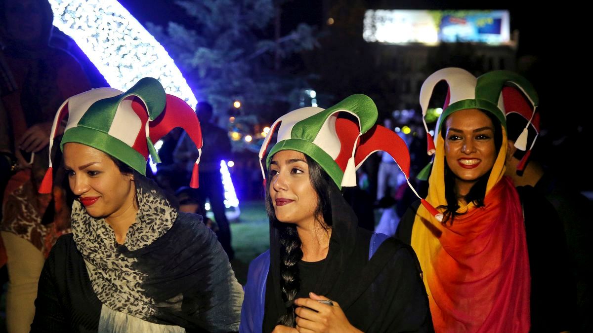 伊朗核子協議達陣,經濟制裁可望解除,民眾歡欣鼓舞。(美聯社) 伊朗核子協議達陣,經濟制裁可望解除,民眾歡欣鼓舞。(美聯社)